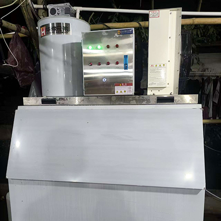 800公斤片冰机交付河南郑州某海鲜市场